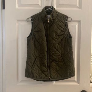 Old Navy quilted vest in olive green, size small